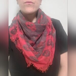 VTG Y2K Red & Black Skull Scarf